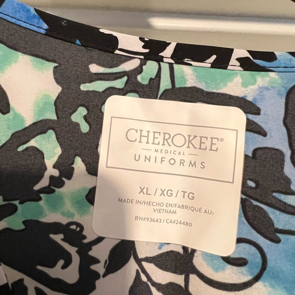 Cherokee Floral Scrub Top Size XL - Picture 2 of 4